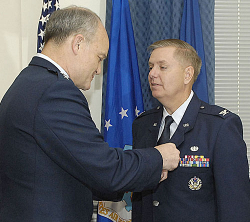 Генерал-лейтентнт Жак Райвз награждает полковника Линси Грэма