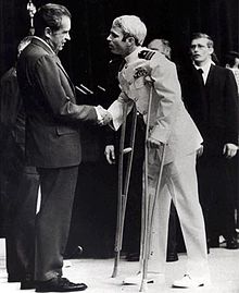 Президент Никсон приветствует МакКейна