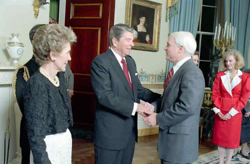 Президент Рейган приветствует МакКейна